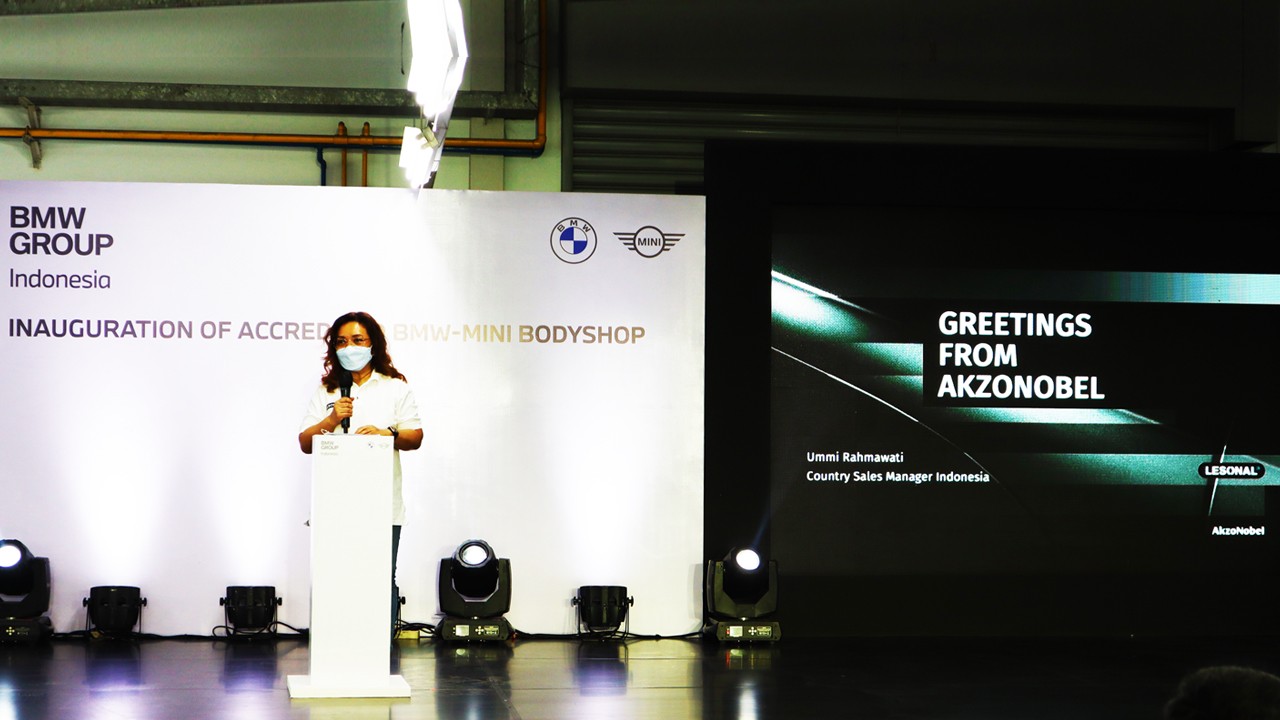 Ummi Rahmawati, Country Sales Manager dari AkzoNobel Car Refinishes Indonesia berbicara dalam acara ini