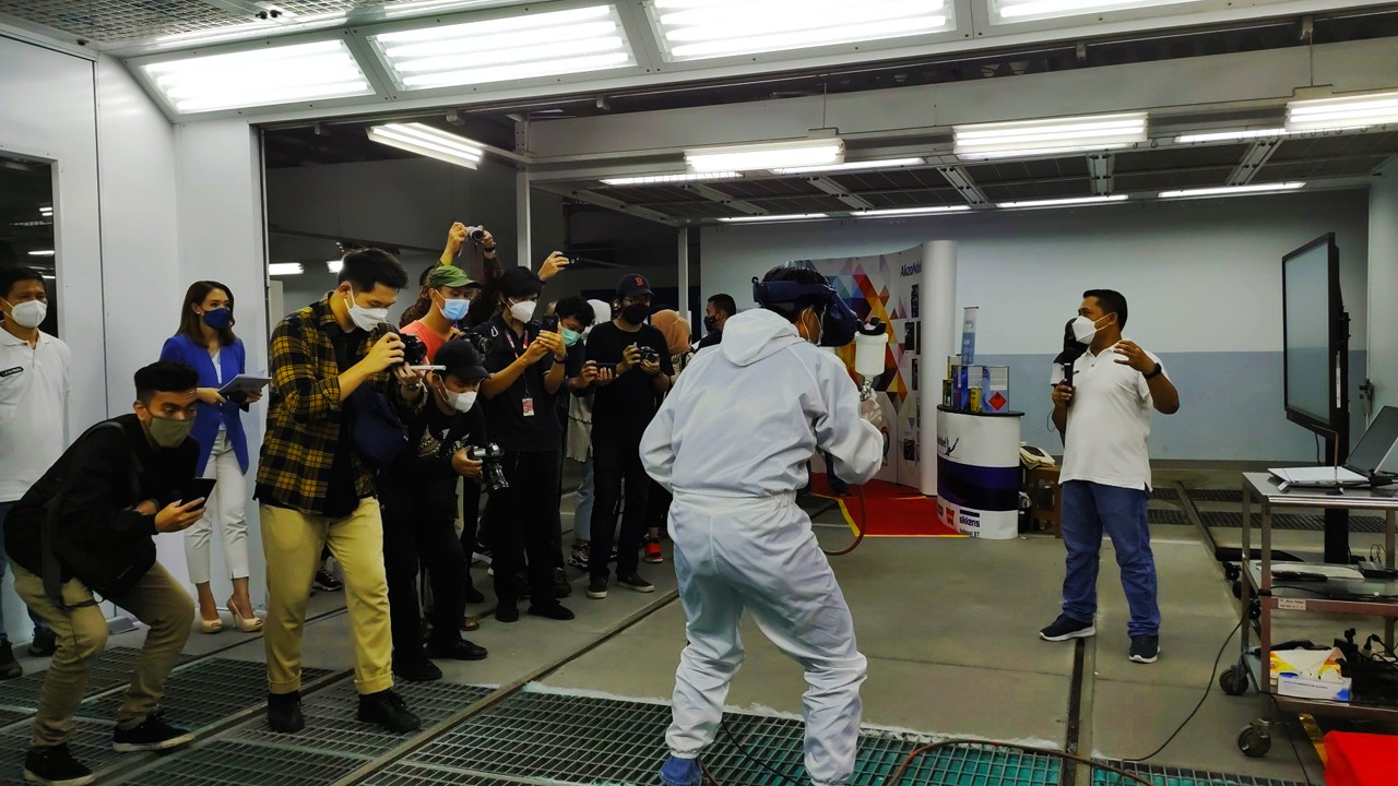 Tim Indonesia menunjukkan bagaimana pelatihan tentang sistem Pengecatan secara Virtual Reality